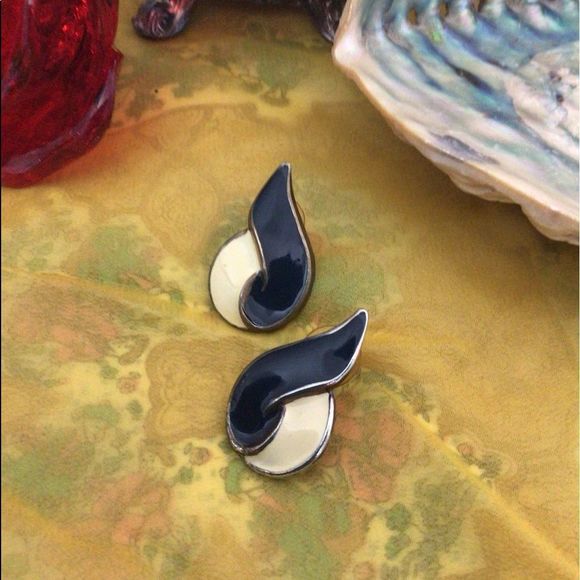 Vintage Navy & Cream Enamel Earrings Pierced Stud 1980’s - Picture 4 of 11